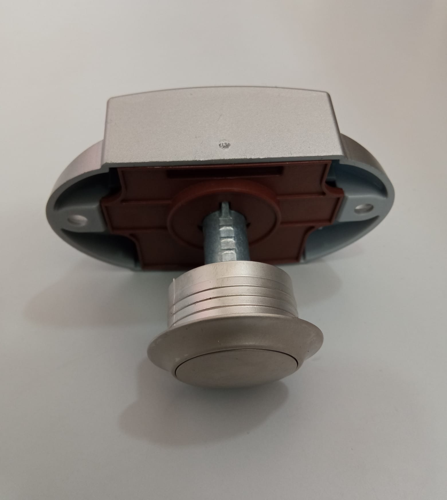 Cierre para puertas con pulsador.